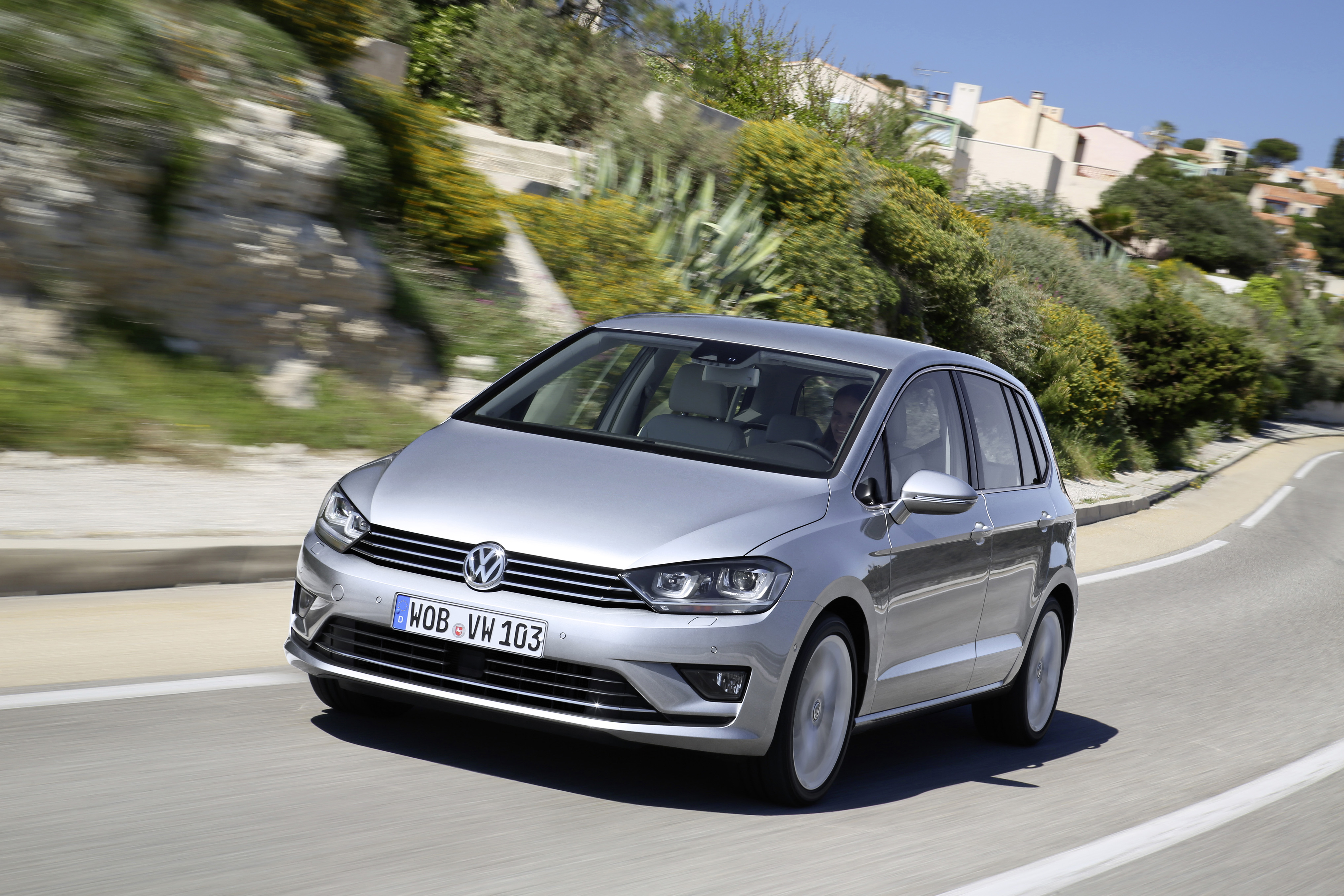Volkswagen Golf Sportsvan production car unveiled!
